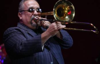 Willie Colón, con su infaltable trombón, en medio de un concierto en Bogotá en el año 2022. FOTO COLPRENSA.