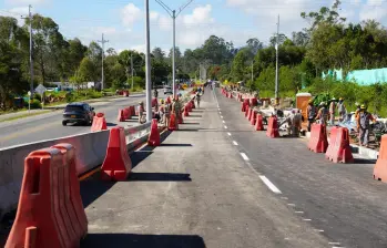 Si bien hay obras complementarias en ejecución en el puente sobre el río Negro, el paso vehicular ya fue habilitado. FOTO Alcaldía de Rionegro.