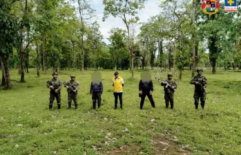 Personal de la Fiscalía y el Ejército en uno de los 19 bienes a los que se les hizo extinción de dominio. FOTO Fiscalía. 
