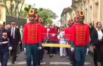 El presidente Gustavo Petro en compañía de su hija Antonella llevó la espada de Bolívar en medio de una jornada de movilizaciones. Foto: captura de pantalla