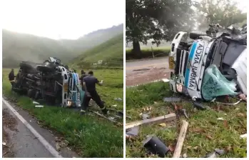 Así quedó la ambulancia después de impactar un árbol a borde de carretera. FOTO Denuncias Antioquia.