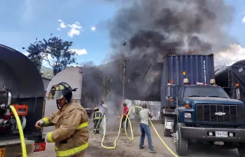 A esta hora las unidades de bomberos y comunidad vecina ayudan a controlar la conflagración en el predio privado. FOTO Alcaldía de Copacabana. 