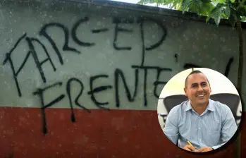 En el fondo, un grafiti alusivo al Frente 36 de las disidencias de las FARC en el municipio de Briceño, Norte de Antioquia. En miniatura en la esquina inferior derecha, el alcalde de esta localidad. Noé Espinosa Vásquez. FOTOS Camilo Suárez y Alcaldía de Briceño.