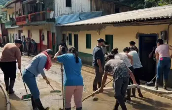 Las familias afectadas en Andes también apoyan labores de remoción de escombros y sedimentos. FOTO Alcaldía de Andes. 