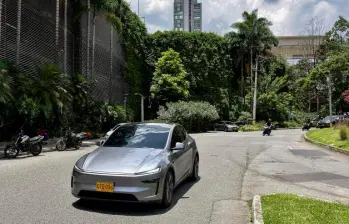 El Tesla Model Y desplazó a modelos tradicionales como el Kia Picanto y la Renault Duster, en un mercado que ya supera las 186.000 matrículas durante los primeros siete meses del año. FOTO: CAMILO SUÁREZ