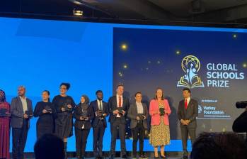 El docente Alexánder Echeverri, a la izquierda de la señora con blusa rosa, recibiendo el premio en Londres en el Global Schools Prize 2026. FOTO Cortesía