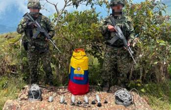 Entre los materiales incautados y destruidos había un cilindro de 60 libras, dos dispositivos explosivos improvisados y cinco granadas de fabricación improvisada de 81 milímetros. FOTO Ejército Nacional. 