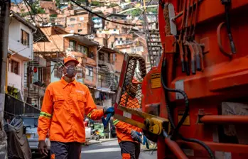 Para más información sobre el nuevo horario de recolección de basuras en algunos barrios de Medellín, puede escribir a la línea de WhatsApp 3044037188. FOTO Emvarias. 