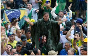 En la foto, liderando a los seguidores de Bolsonaro, el diputado Nikolas Ferreira. FOTO Cortesía AFP.