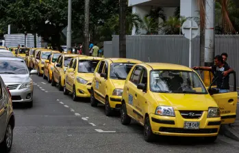 Empresarios de taxis en Medellín presentaron al presidente electo, Abelardo de la Espriella, una propuesta para modernizar el transporte público individual, fortalecer la formalidad y mejorar la seguridad del servicio. FOTO Manuel Saldarriaga