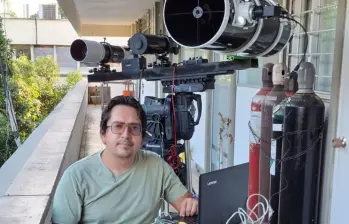 El profesor Luis Andrés Santacruz Almeida al lado de su prototipo para medir la calidad del aire en Colombia. FOTO Cortesía. 