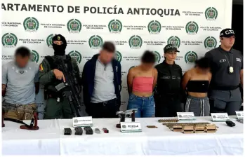 En la imagen, los cuatro capturados en Andes en dos diligencias de allanamiento. FOTO Cortesía Policía Antioquia. 