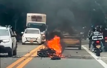 En llamas terminó una moto luego del choque con otra motocicleta de alto cilindraje en la vía Las Palmas el domingo pasado. FOTO CORTESÍA Y MANUEL SALDARRIAGA