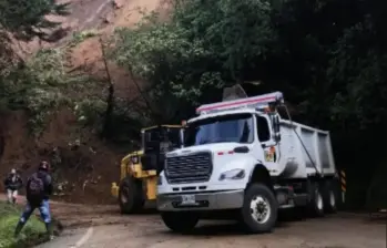 Uno de los últimos deslizamientos que afectó el paso entre Cañasgordas y Santa Fe de Antioquia. FOTO Cortesía.