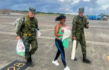 Alexa nació con una cardiopatía congénita que requiere vigilancia permanente. Su corta edad y su bajo peso impedían que pudiera ser sometida todavía a una intervención quirúrgica. FOTO Ejército Nacional. 