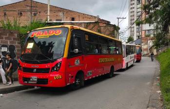 Los buses de las empresas Solobus y Cootrasa siguen operando con normalidad a pesar de la emergencia en el puente de La Limona en Itagüí. FOTO Cortesía Área Metropolitana. 