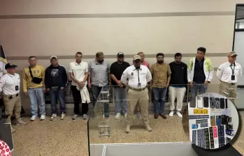 En la imagen principal, todos los inadmitidos en el José María Córdova; en la parte inferior derecho, algunos de los elementos incautados. FOTOS Migración Colombia.