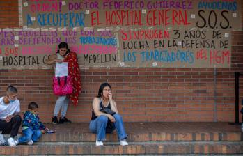 Tras conocerse la carta del hospital en la que piden ayuda para salir de la crisis en la que se encuentran, algunos trabajadores hicieron manifestaciones como un SOS por la entidad. FOTO Julio César Herrera