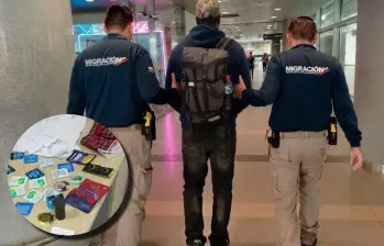 En la imagen principal, el extranjero inadmitido. En miniatura, algunos de los objetos que traía consigo en su equipaje. FOTOS Migración Colombia. 