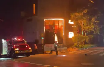 Así luce el incendio a esta hora en Itagüí. FOTO Denuncias Antioquia. 