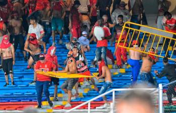 Hinchas de las barras populares del Cali iniciaron los actos de violencia en la tribuna sur del estadio Pascual Guerrero. FOTO: Colprensa