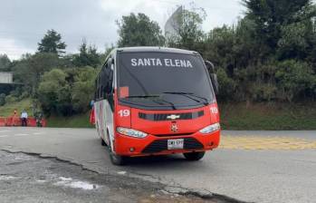 Uno de los buses de la empresa de transporte Trasancoop que prestará el servicio interveredal en Santa Elena. FOTO Alcaldía de Medellín.