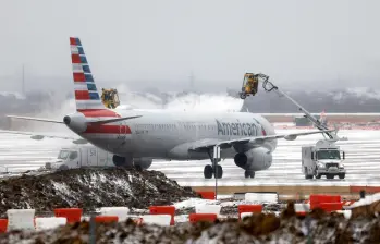 Así luce uno de los aviones en EE.UU. tras la fuerte tormenta que genera preocupación en varios estados. FOTO Cortesía AFP. 
