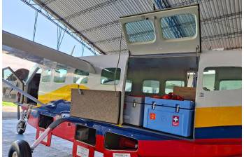 Así llegan algunos de los medicamentos y vacunas al Urabá antioqueño, una de las subregiones más críticas por las fuertes lluvias en el departamento. FOTO Cortesía Gobernación de Antioquia. 