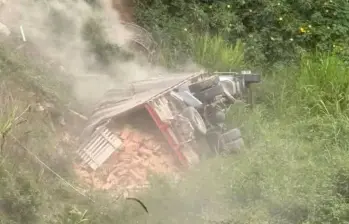 Así quedó el camión, en medio de la maleza y con el material disperso por completo. FOTO Cortesía.