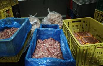 Así estaba almacenada la carne de pollo en mal estado que fue decomisada y destruida. FOTO Alcaldía de Bello.