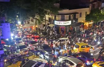 Así luce Manrique en una noche de sábado, justo en la intersección de la carrera 45 con la calle 69, por donde también opera el Metroplús que muchas veces sólo puede llegar hasta la estación Hospital. FOTO Cortesía redes sociales.