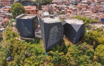 Así luce el renovado Parque Biblioteca Santo Domingo Savio, en el nororiente de la ciudad, que abrió sus puertas tras 11 años. FOTO Alcaldía de Medellín.
