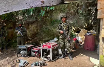 Uniformados del Ejército tras intervenir las unidades de minería ilegal. FOTO Cuarta Brigada.