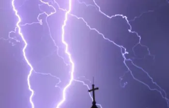 Imagen de referencia de un rayo en Antioquia. FOTO ARCHIVO EL COLOMBIANO.