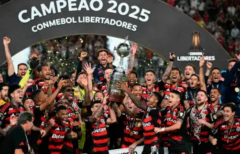 Flamengo celebra su cuarto título en la Copa Libertadores, y es el primer club brasileño en alcanzar esa cifra. FOTO AFP