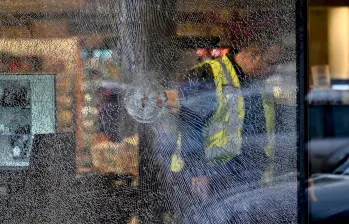 En el supermercado donde se resguardó el presunto responsable, con varios rehenes, hubo disparos. FOTO AFP.