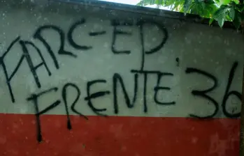 Grafiti intimidatorio de las disidencias de las Farc en el Norte de Antioquia. FOTO Camilo Suárez. 