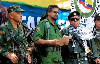 Luciano Marín Arango, alias “Iván Márquez” (centro), fundó la Segunda Marquetalia después de traicionar el proceso de paz con las Farc y huir a Venezuela. FOTO: Captura de video
