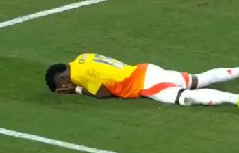 Johan Carbonero (izq.) celebrando su primera anotación con la Selección de mayores al lado de Johan Mojica. FOTO: captura de video transmisión oficial