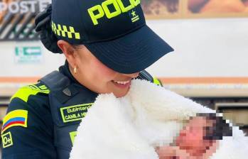 En la imagen, la Subintendente Camila Hinestroza y Gabriela, la recién Nacida. FOTO Policía Metropolitana.