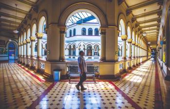 Los largos pasillos del histórico y tradicional Palacio Nacional en el centro de Medellín, que está próximo a cumplir un siglo. FOTO Julio César Herrera.