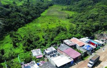 El lote (zona verde de la imagen) queda a unos 7 km de la zona central de Caldas. Mide 12,5 hectáreas pero se considera que solo 4 son aprovechables para el proyecto de planta de residuos. FOTO Manuel Saldarriaga. 
