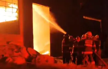 Los bomberos de Bogotá y Cundinamarca trabajan para controlar los incendios forestales en Chusacá, una emergencia que amenaza la planta Alicachín y afectó una bodega con productos químicos. FOTO: @BomberoFarfan vía X.