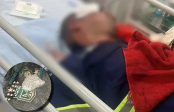 Así quedó el conductor de la grúa tras recibir el impacto de la piedra. FOTOS Alcaldía de Medellín.