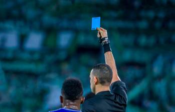 El IFAB aprobó otros cambios a las reglas de juego, pero la tarjeta azul no estuvo en el informe. FOTO El Colombiano 