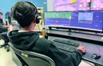 Desde el Centro de Control de la Secretaría de Movilidad de Medellín se hacen las verificaciones y los enlaces en tiempo real de los siniestros que ocurren en las vías. FOTOS CORTESÍA