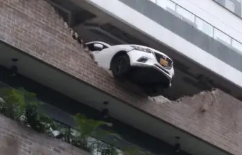 Así quedó el carro en un parqueadero de Envigado, a punto de caer al vacío. Imagen tomada de redes sociales.