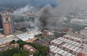 En la zona aún hay algo de humo, a pesar de que el incendio ya se controló en su totalidad. FOTO Alcaldía de Itagüí.