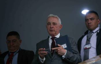 El expresidente, Ávaro Uribe, en juicio por los delitos de soborno a testigos y fraude procesal. Foto: Colprensa