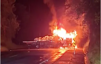 El camión fue incinerado por desconocidos durante la media noche de este viernes. FOTO: Cortesía